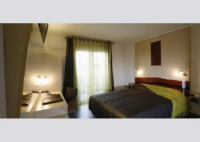 Logis La Fauceille 4* 佩皮尼昂